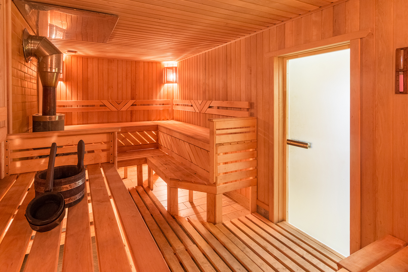 Sauna with bath whisk, vasta - Picture of Isokenkäisten Klubi, Kuusamo -  Tripadvisor